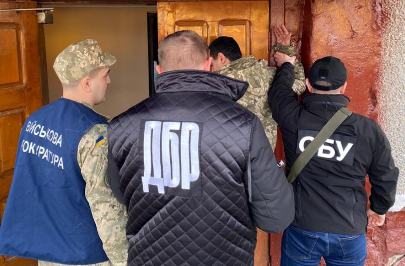 Затримали військовослужбовця під час одержання хабаря