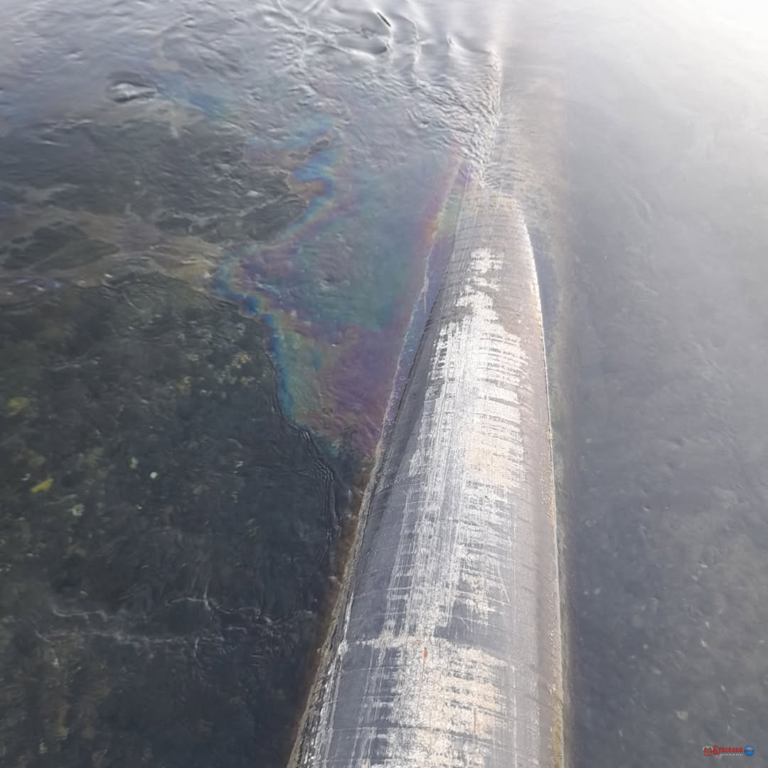 Після ракетно-дронової атаки на Буковину на Дністрі зʼявилися плями технічних мастил